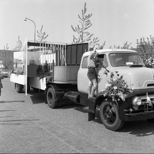 846469 Afbeelding van een praalwagen van N.S. / Van Gend & Loos tijdens de Bevrijdingsoptocht te Utrecht.